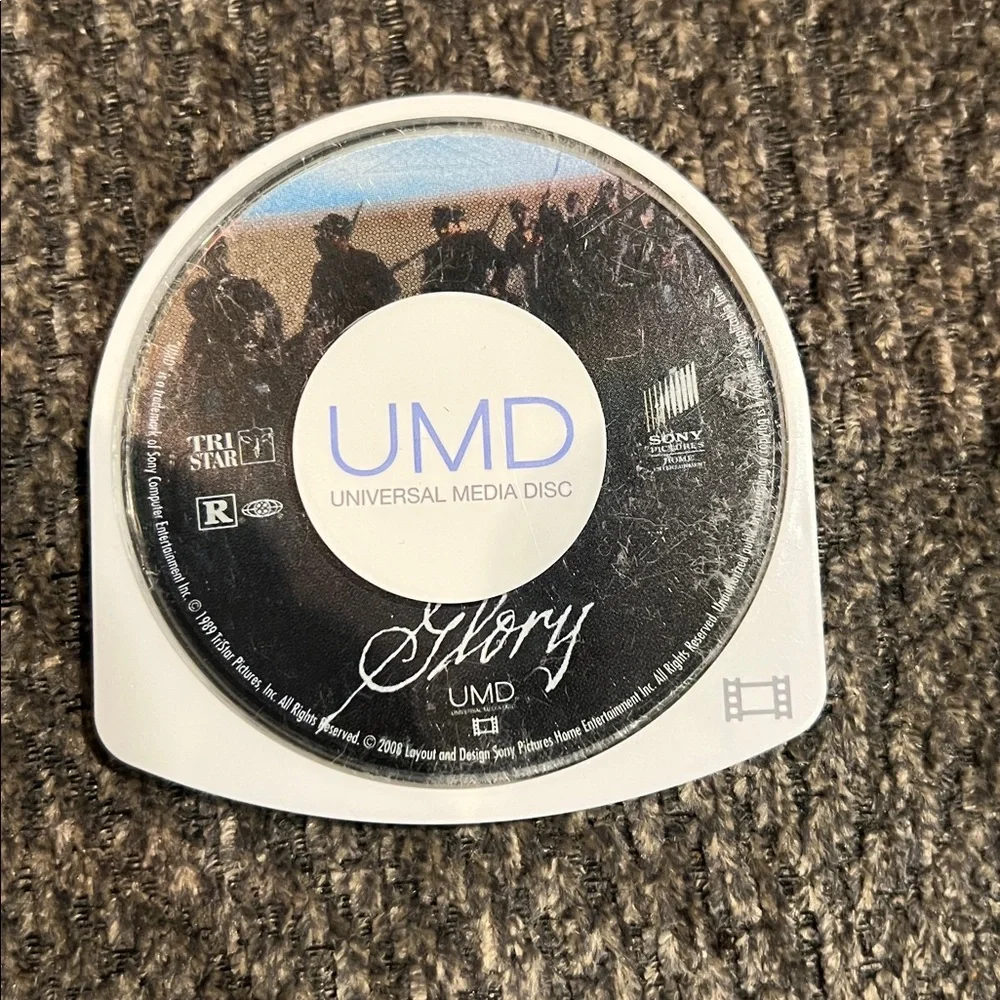 PSP UMD Movie Disc Lot of 17 with 2 Carrying Case